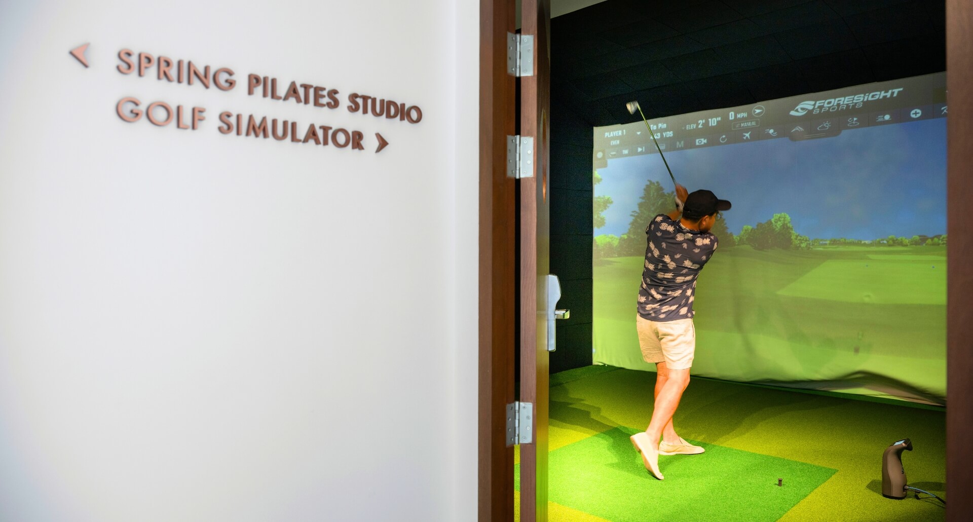 INDOOR GOLF SIMULATION